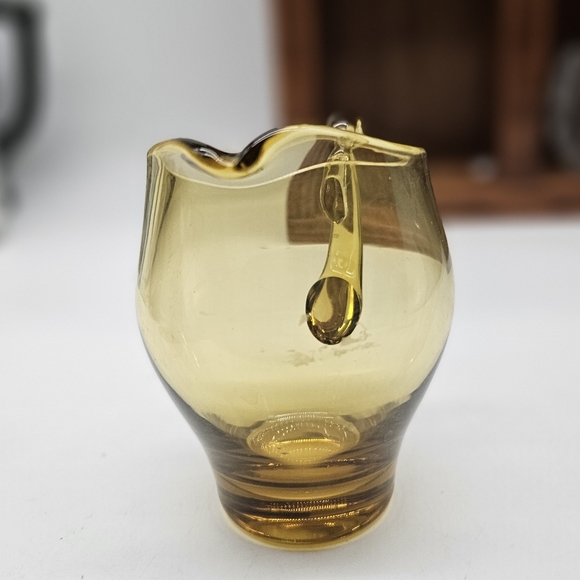 Amber yellow creamer pitcher - Picture 2 of 3